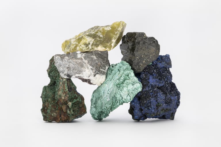 안료를 위한 천연 광물