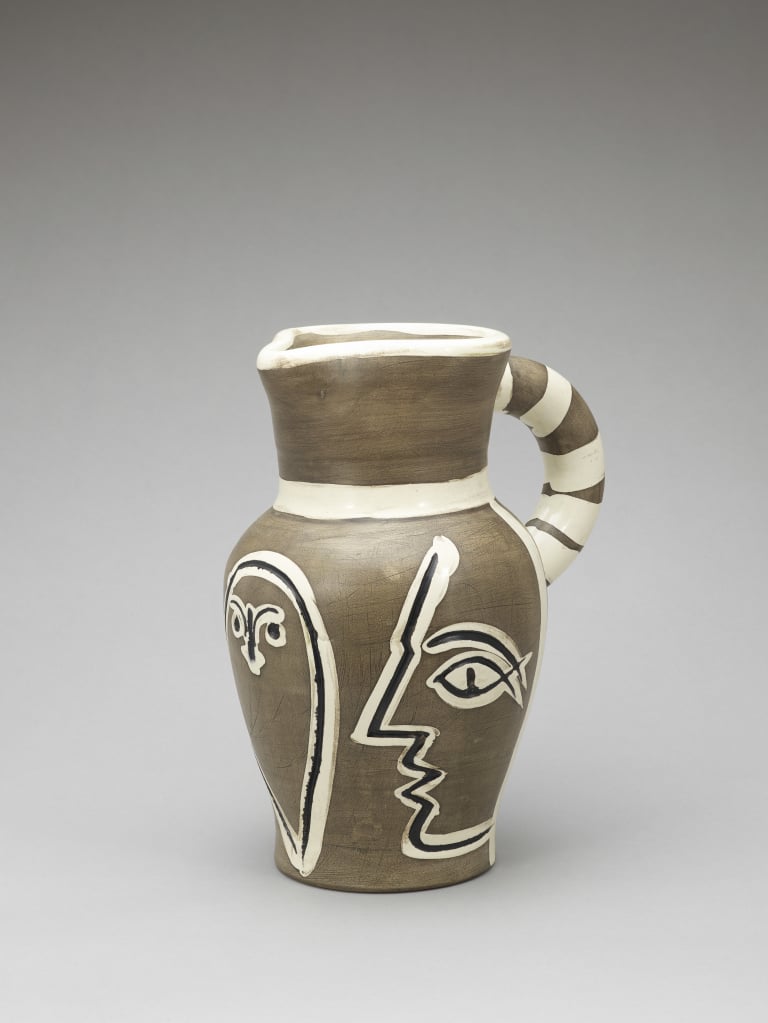 회색 음각 주전자