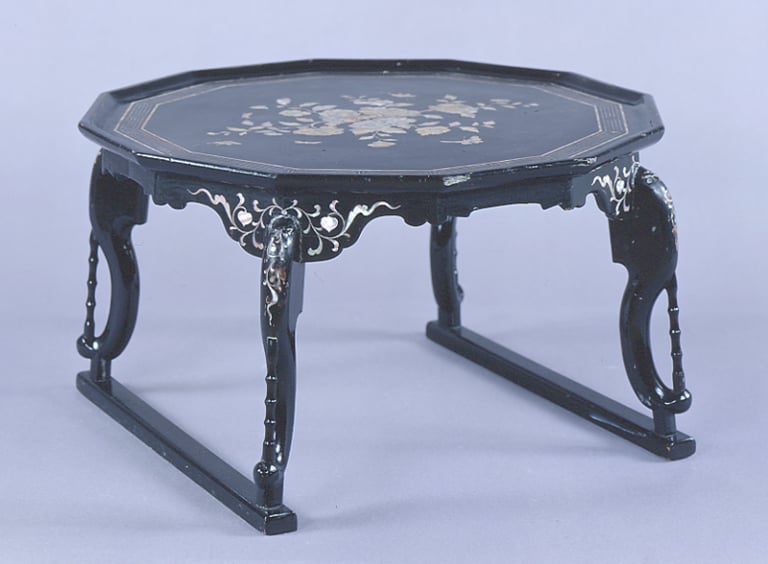 나무에 옻칠, 자개