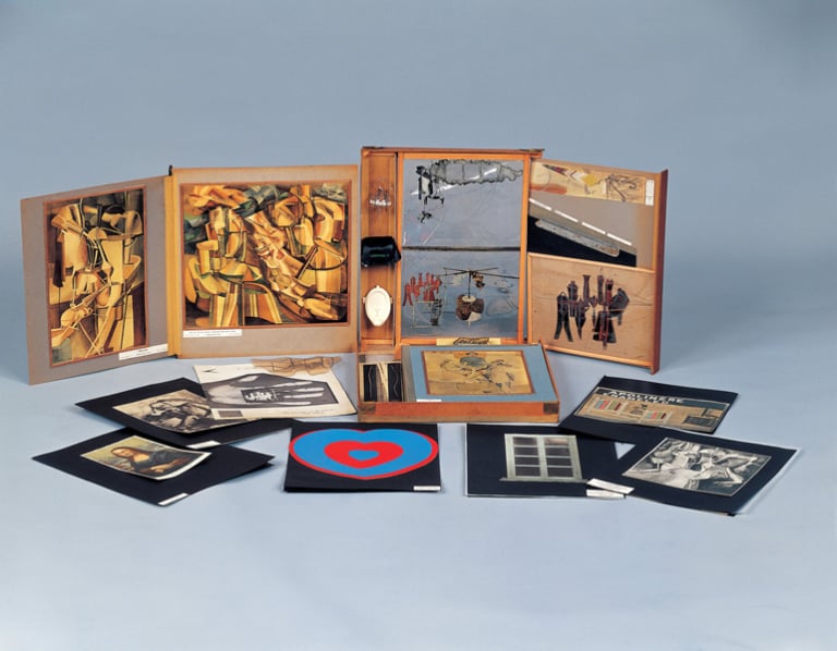 마르셀 뒤샹으로부터 혹은 마르셀 뒤샹에 의한, 또는 에로즈 셀라비로부터 혹은 에로즈 셀라비에 의한(여행가방 속 상자)