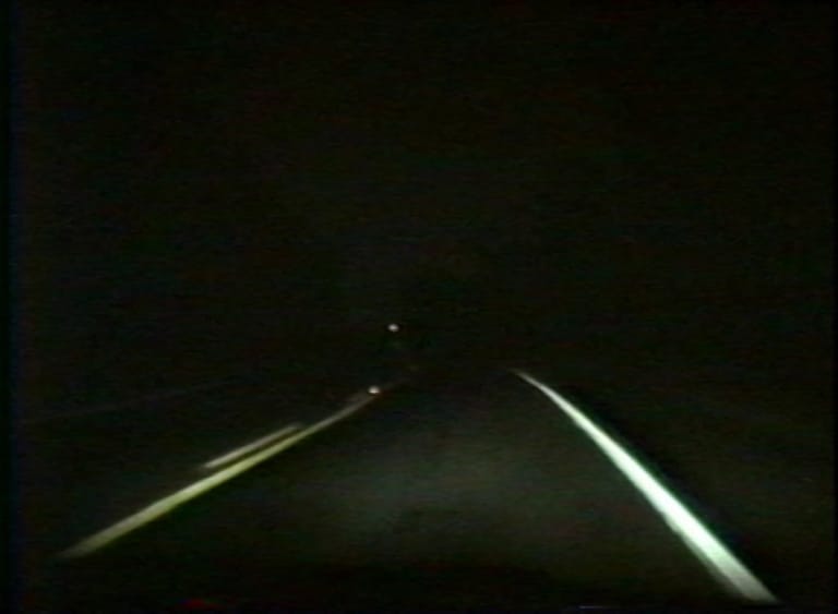 검은 테이프 위를 달리는 머리