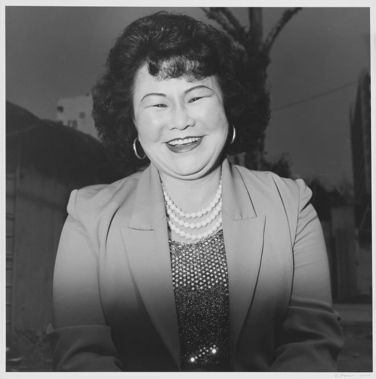 진주목걸이를 한 아줌마