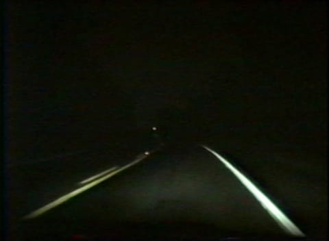 검은 테이프 위를 달리는 머리