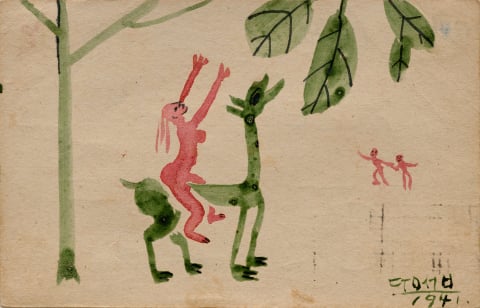 나뭇잎을 따려는 여인