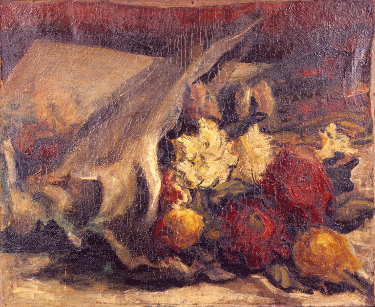 책상 위에 놓인 다리아 꽃