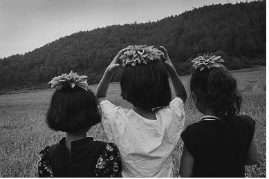 꽃을 머리에 얹은 소녀들, 합천, 1996