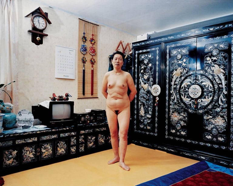 방안의 여인 -자개장 앞에 선 동숙