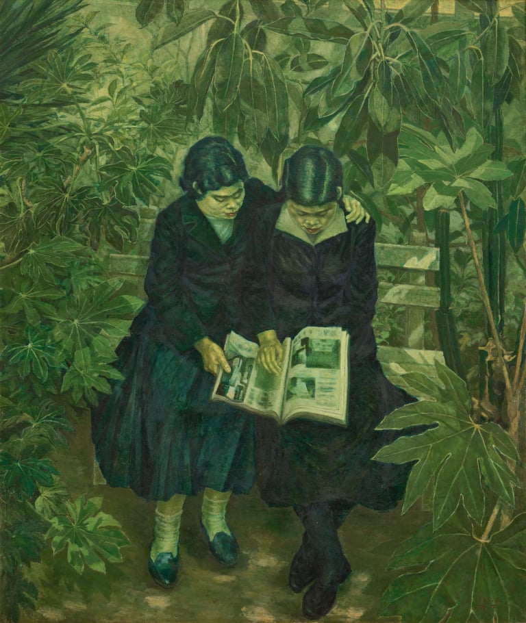 독서하는 두 여학생