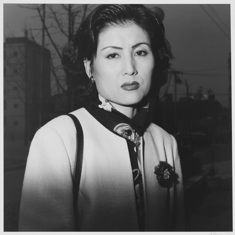 꽃무늬 스카프를 한 아줌마