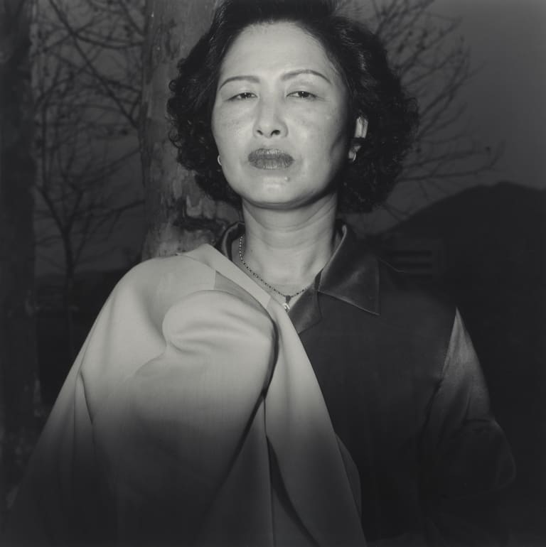 웃옷을 어깨에 건 아줌마